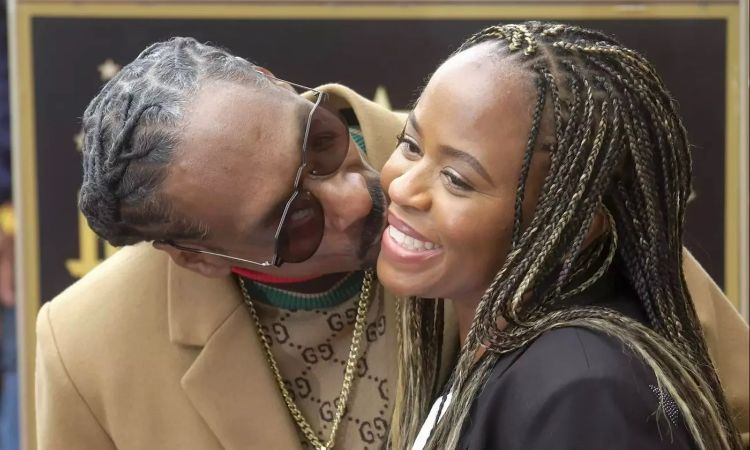 Julian Broadus's father Snoop Dogg with his wife Shante  Broadus. 